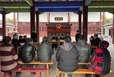  圖③：庭審在謝氏祠堂內進行。