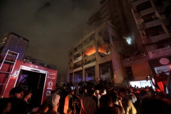 1月2日，人們聚集在黎巴嫩貝魯特南郊的以色列無人機襲擊現(xiàn)場。新華社發(fā)（比拉爾·賈維希攝）
