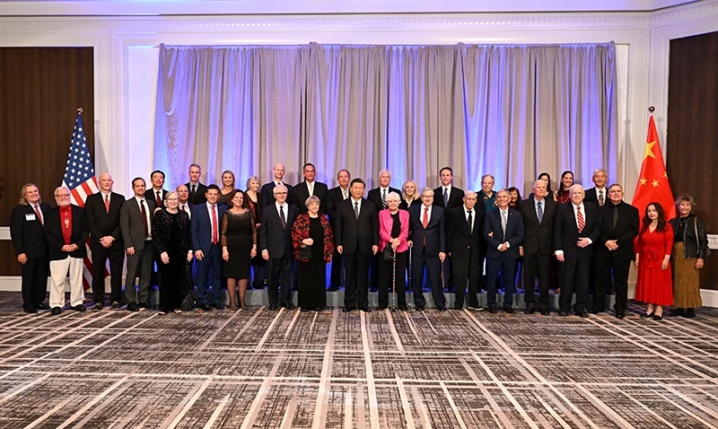 這是美國友好團體聯(lián)合歡迎宴會開始前，習近平主席會見飛虎隊和史迪威將軍后人、鼓嶺、艾奧瓦州、華盛頓州等方面友好人士代表，同他們親切交談并合影留念。