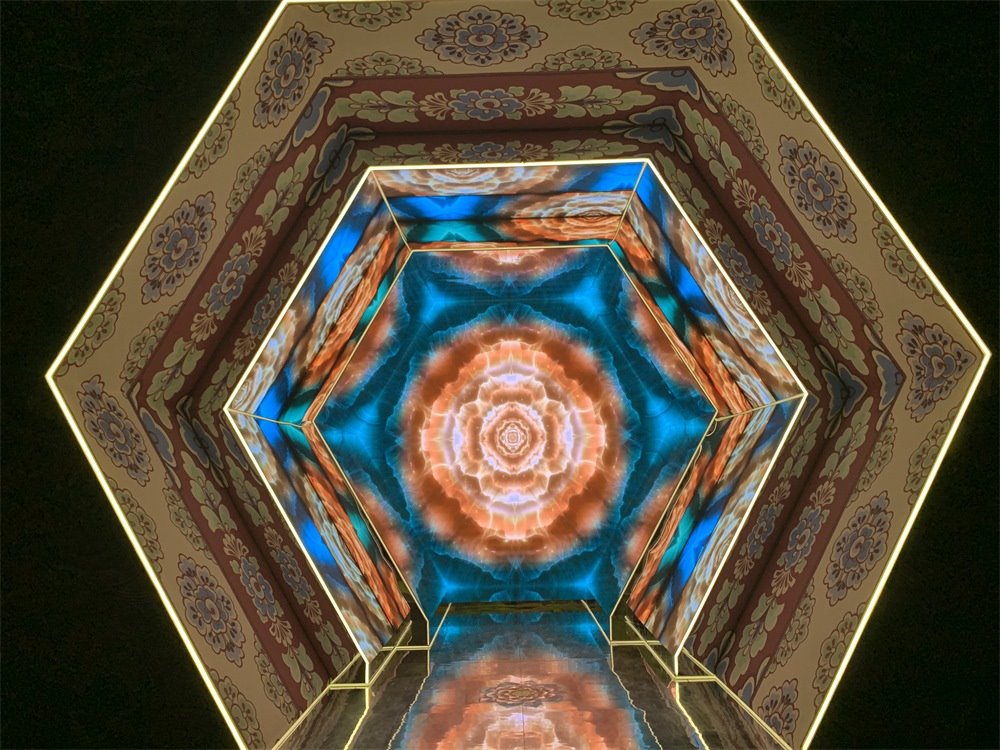 中國國家博物館“華彩萬象——石窟藝術沉浸體驗”現(xiàn)場。人民網記者 韋衍行攝