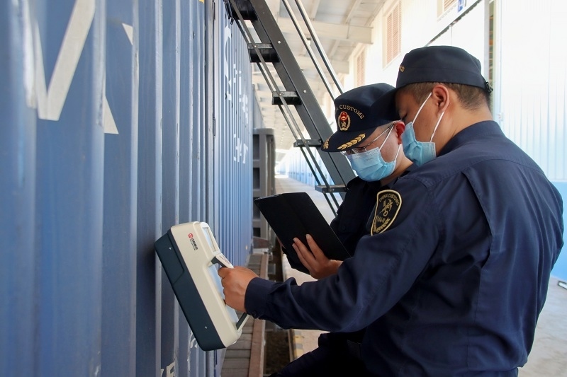 海關(guān)關(guān)員使用手持式輻射探測儀對中老鐵路入境貨物進(jìn)行檢測。張釋巍攝