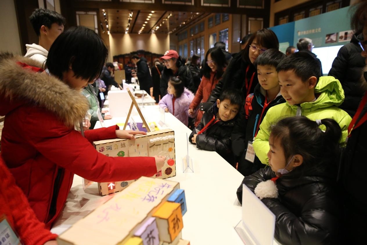 學(xué)生現(xiàn)場(chǎng)演示科創(chuàng)作品。主辦方供圖