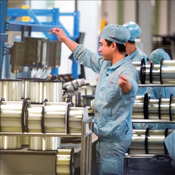 在位于武漢的長(zhǎng)飛光纖光纜股份有限公司光纖生產(chǎn)車(chē)間內(nèi)，工作人員對(duì)光纖進(jìn)行檢測(cè)（資料圖片）。肖藝九攝/本刊