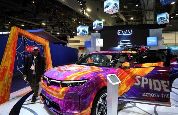 1月11日，人們?cè)诿绹?guó)拉斯維加斯消費(fèi)電子展越南電動(dòng)汽車制造商VinFast展臺(tái)參觀。新華社記者吳曉凌攝