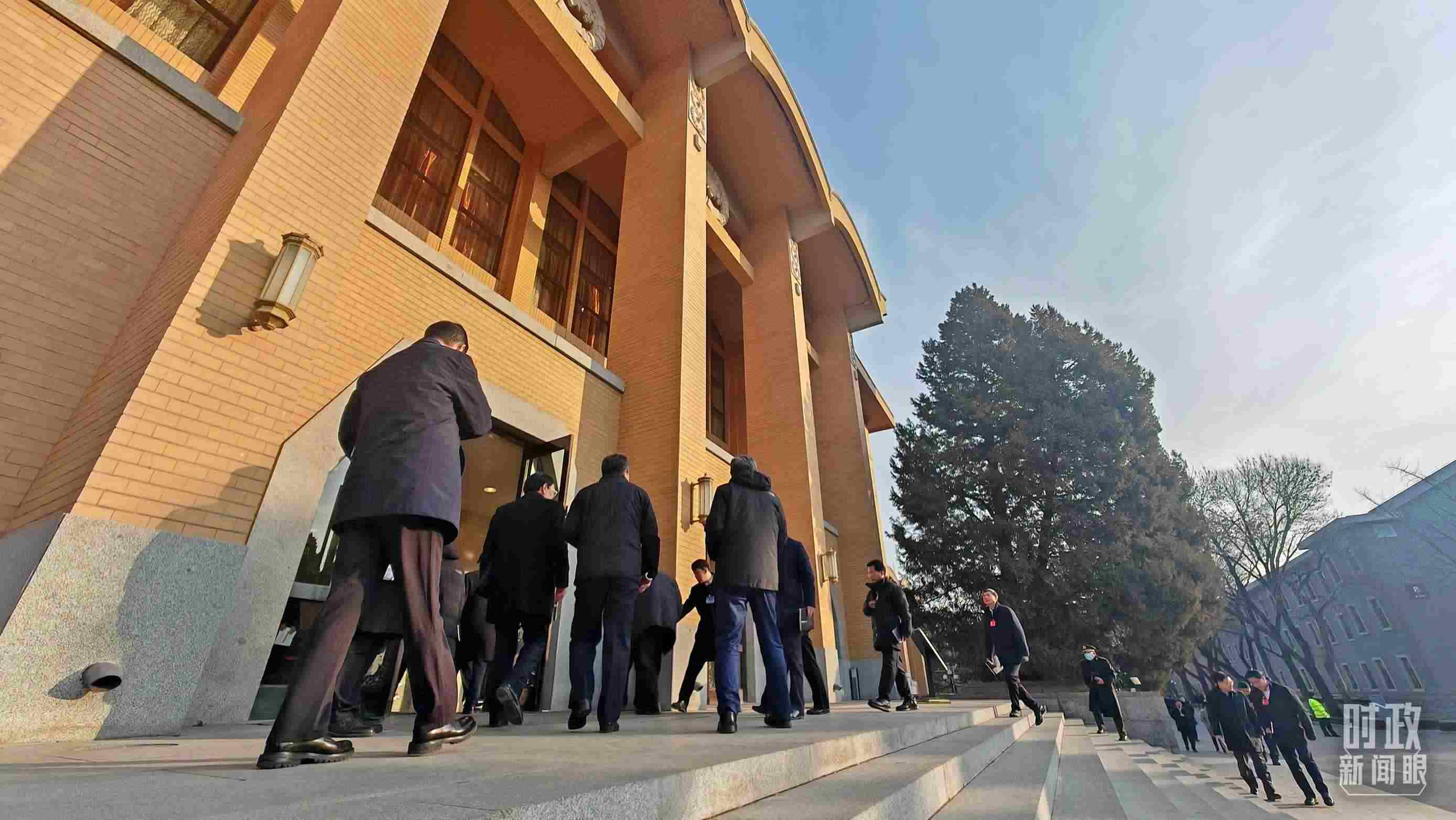 △省部級(jí)主要領(lǐng)導(dǎo)干部推動(dòng)金融高質(zhì)量發(fā)展專題研討班的學(xué)員們正在進(jìn)入會(huì)場(chǎng)。（總臺(tái)央視記者王策拍攝）