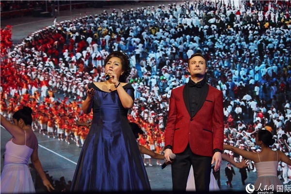 圖為中法藝術(shù)家聯(lián)袂演唱《我和你》。人民網(wǎng)記者 尚凱元攝