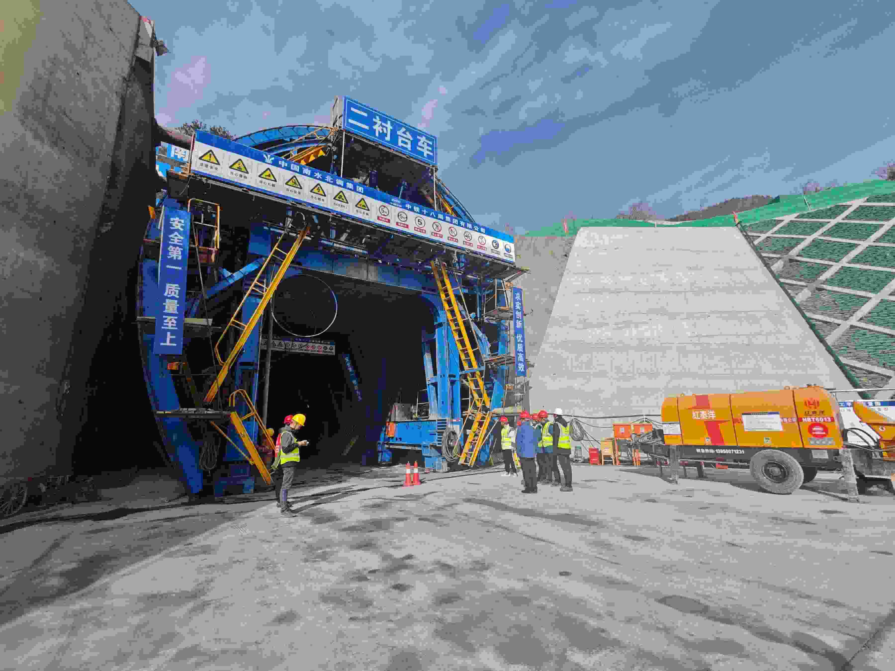 湖北省襄陽市?？悼h馬良鎮(zhèn)的引江補(bǔ)漢工程輸水隧洞8號(hào)平洞施工現(xiàn)場(chǎng)。受訪者供圖