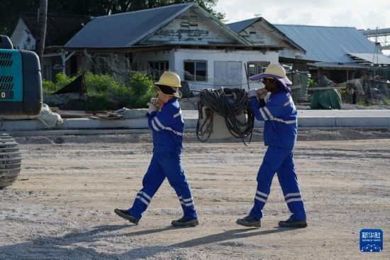 1月18日，工作人員在瑙魯艾沃港碼頭升級改造項目工地工作。新華社記者 王申 攝