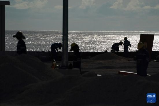 1月18日，工作人員在瑙魯艾沃港碼頭升級改造項目工地工作。新華社記者 王申 攝