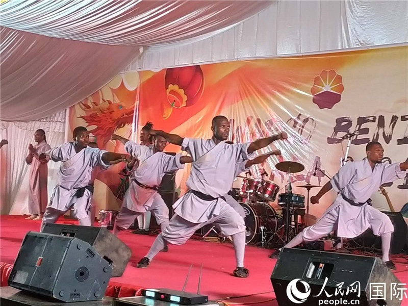 貝寧中國文化中心武術(shù)隊在進行表演。人民網(wǎng)記者 黃培昭攝