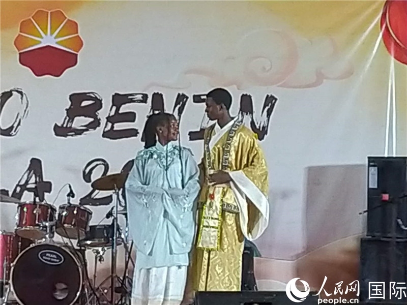 孔子學(xué)院的中國時裝秀表演。人民網(wǎng)記者 黃培昭攝