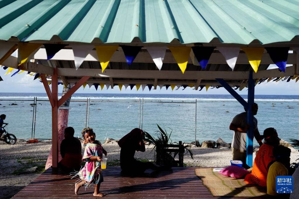 1月20日，當(dāng)?shù)厝嗽阼斠惶幒┬蓍e娛樂。新華社記者 王申 攝