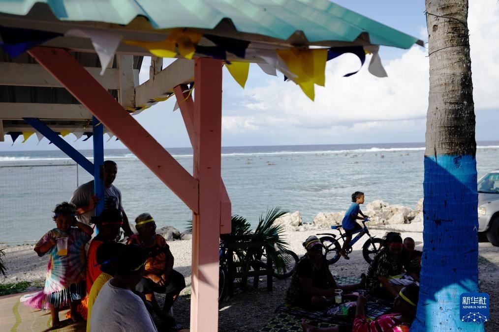 1月20日，當(dāng)?shù)厝嗽阼斠惶幒┬蓍e娛樂。新華社記者 王申 攝