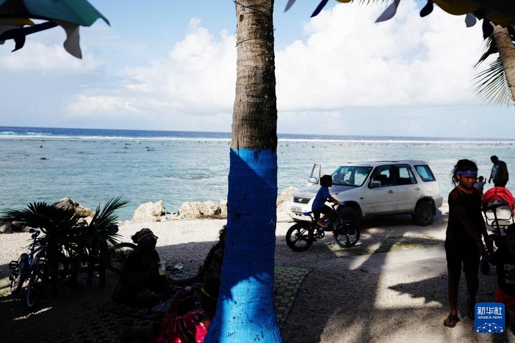 1月20日，當(dāng)?shù)厝嗽阼斠惶幒┬蓍e娛樂。新華社記者 王申 攝