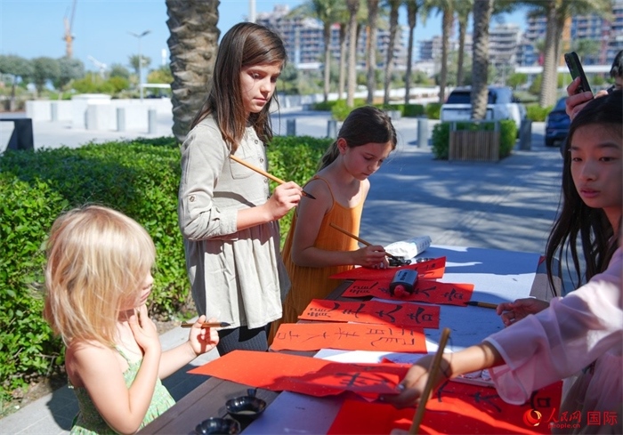 小朋友體驗書法創(chuàng)作。人民網(wǎng) 塔里克·易卜拉欣攝