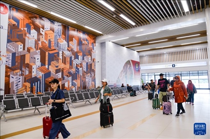 1月24日，在印度尼西亞雅加達哈利姆站，乘客在候車大廳內(nèi)行走。新華社記者 徐欽 攝