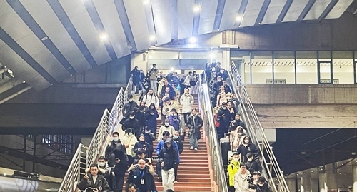 2024年鐵路春運(yùn)今日啟動(dòng)，旅客進(jìn)入站臺(tái)準(zhǔn)備乘車。人民網(wǎng)記者 喬雪峰攝