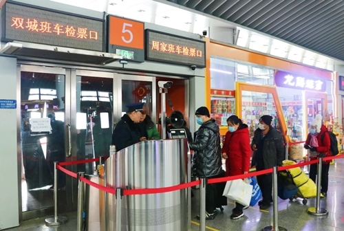 哈西公路客運(yùn)站內(nèi)旅客檢票排隊(duì)上車。黑龍江省交通運(yùn)輸廳供圖