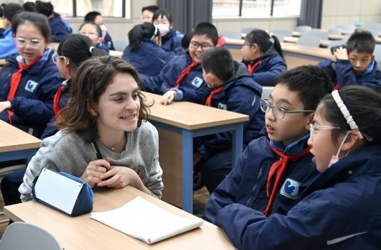  2023年12月18日，在西安新城區(qū)后宰門小學(xué)進(jìn)行的中法校園文化周法語(yǔ)語(yǔ)言沙龍上，西安法語(yǔ)聯(lián)盟的老師與學(xué)生進(jìn)行互動(dòng)。新華社記者 劉瀟 攝