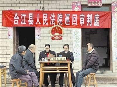  圖②：巡回審理現(xiàn)場。