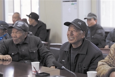  圖③：農(nóng)民工臉上洋溢著笑容。