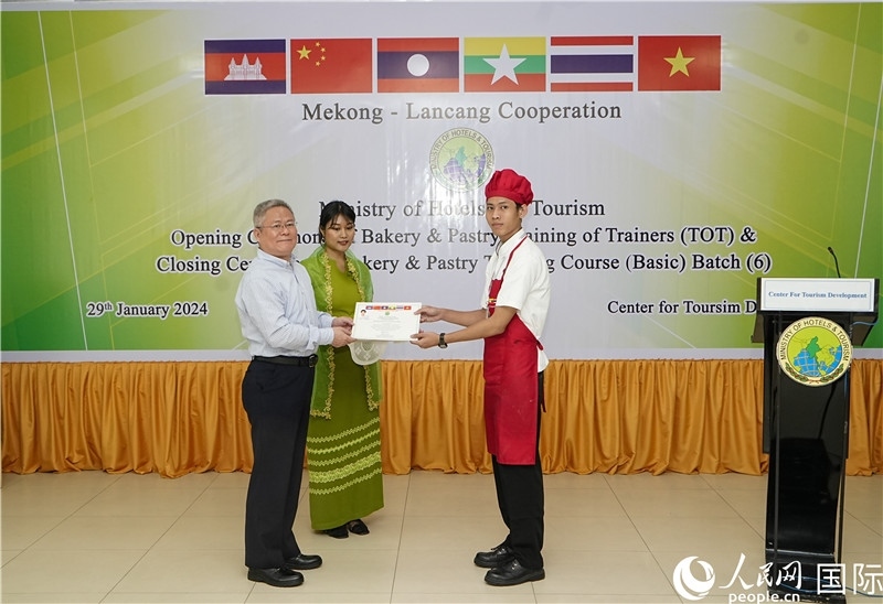 潘峰參贊向?qū)W員頒發(fā)證書。人民網(wǎng)記者 謝佳君攝