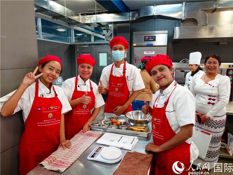 學(xué)員進(jìn)行實(shí)操練習(xí)。人民網(wǎng)記者 謝佳君攝