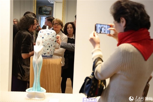 嘉賓和公眾參觀“絲路瓷行”——中國(guó)景德鎮(zhèn)陶瓷文化特展。人民網(wǎng)記者 尚凱元攝