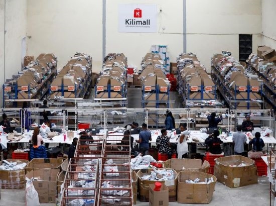 2023年11月11日，在肯尼亞姆洛隆戈，Kilimall員工在倉(cāng)庫(kù)內(nèi)工作。新華社記者 李亞輝 攝