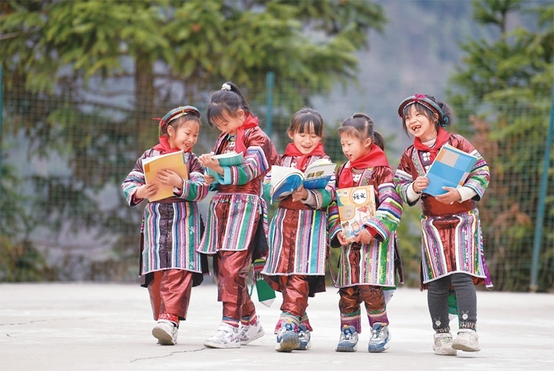 位于貴州省黔東南苗族侗族自治州從江縣大山深處的西山鎮(zhèn)中寨教學(xué)點(diǎn)，是一所全校均為瑤族學(xué)生的“微小學(xué)”。近年來，隨著教學(xué)條件逐漸改善，學(xué)校發(fā)生了翻天覆地的變化。圖為2023年2月16日，領(lǐng)到新書的瑤族學(xué)生在一起交流。 新華社記者 楊文斌/攝