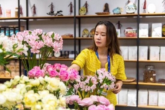 2023年7月1日，在位于湖南省長(zhǎng)沙市的湖南高橋大市場(chǎng)，中非經(jīng)貿(mào)博覽會(huì)常設(shè)展館展區(qū)肯尼亞館工作人員在整理產(chǎn)自非洲的鮮花。新華社記者 陳思汗 攝