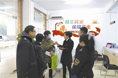  圖③：調(diào)解后，法官現(xiàn)場向當(dāng)事人做釋法析理工作。