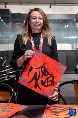 1月28日，在上海豫園舉行的民俗活動(dòng)上，美國馬斯卡廷初中校長珍妮弗·李·弗里德利展示自己寫下的“?！弊?。 新華社記者 王翔 攝