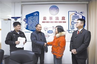  圖②：雙方當(dāng)事人達(dá)成調(diào)解協(xié)議，握手言和。