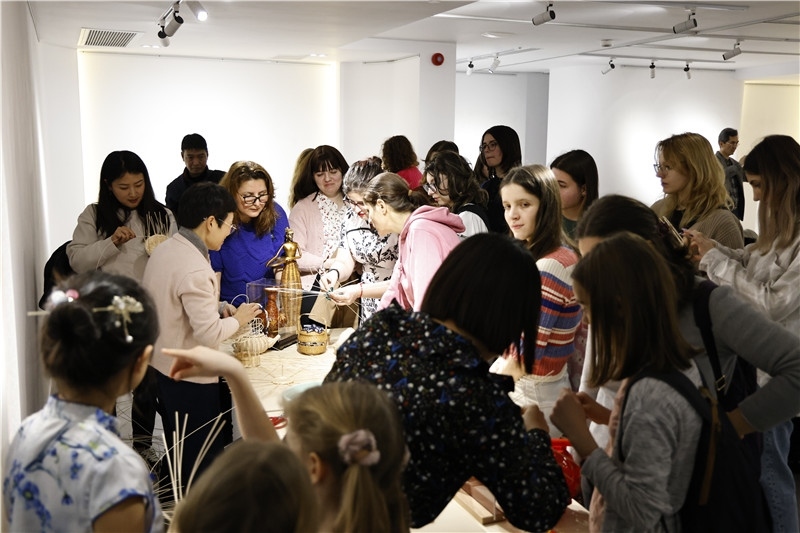 羅馬尼亞觀眾體驗安溪竹藤編技藝。 布加勒斯特中國文化中心供圖