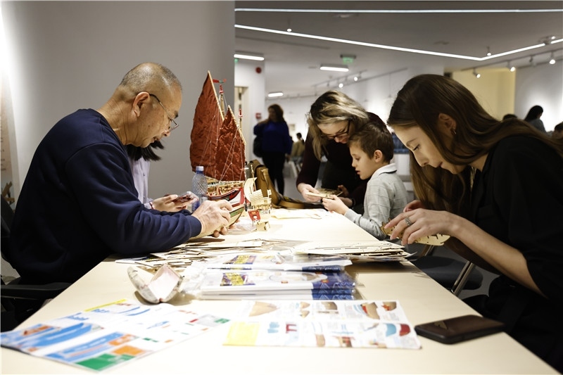 中國泉州非遺大師現(xiàn)場指導(dǎo)制作水密隔艙福船制造技藝。 布加勒斯特中國文化中心供圖