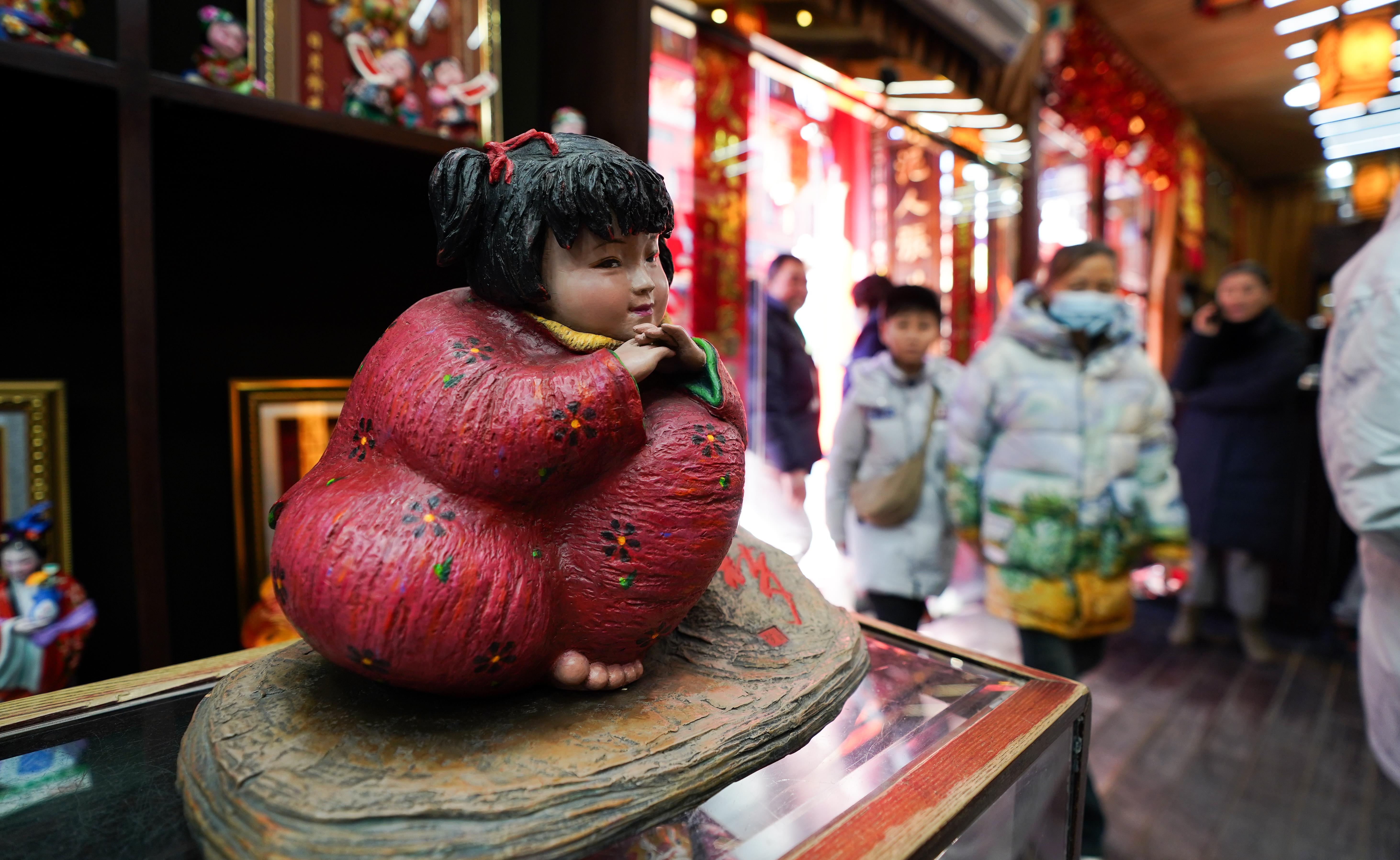 △泥人張彩塑是天津的傳統(tǒng)民間手工藝品，為天津市首批國家級非物質(zhì)文化遺產(chǎn)。（總臺(tái)國廣記者李晉拍攝）