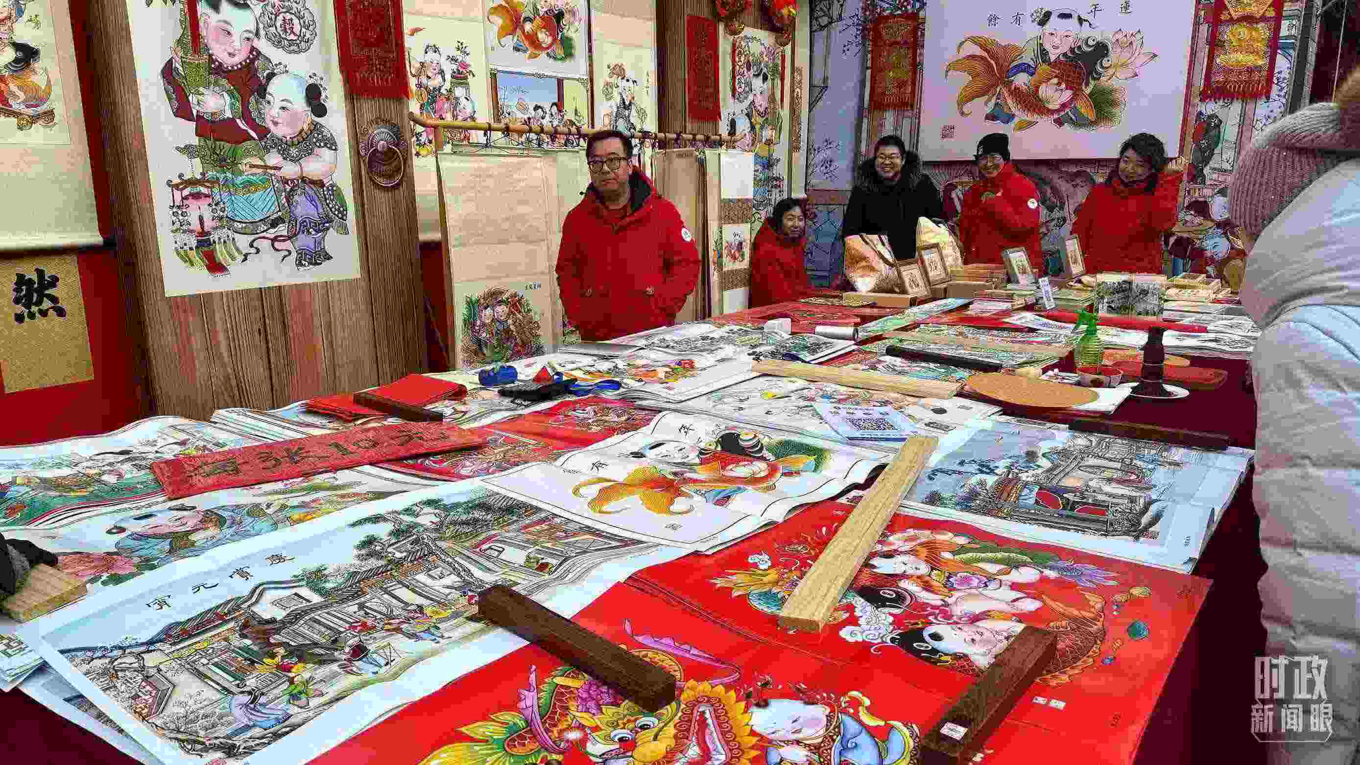 △市民們正在天津古文化街選購年畫。（總臺央視記者黎兵拍攝）