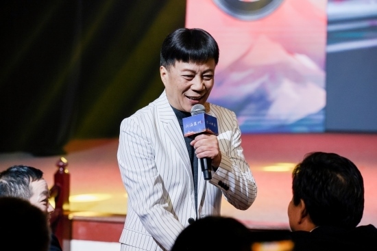 “何以中國·向海泉州”網(wǎng)絡(luò)主題活動現(xiàn)場，陳百潭演出時(shí)與觀眾互動。泉州廣播電視臺供圖