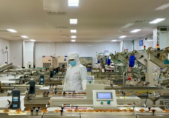 盼盼5G智慧工廠生產(chǎn)線正在進(jìn)行產(chǎn)品質(zhì)檢。人民網(wǎng)記者 金慧慧攝