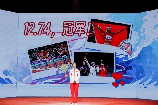 “何以中國·向海泉州”網(wǎng)絡(luò)主題活動現(xiàn)場，林雨薇講述奪冠經(jīng)歷。泉州廣播電視臺供圖