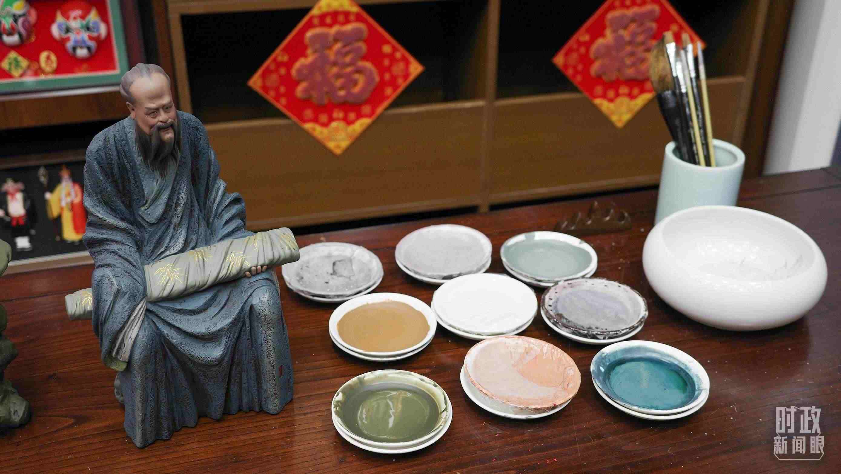 △天津古文化街，泥人張店鋪的上色顏料展示。（總臺央視記者覃思拍攝）