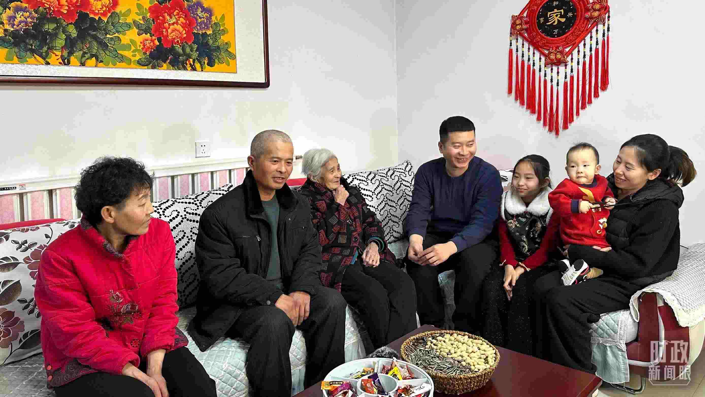 △第六埠村村民杜洪剛一家。（總臺央視記者趙化拍攝）