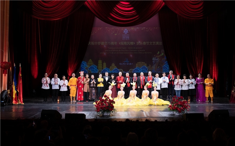 圖為韓大使、羅政府高官與泉州藝術(shù)團演員合影。中國駐羅大使館文化處供圖。