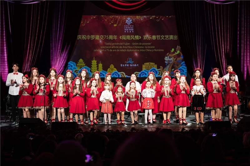 圖為羅小快板兒童合唱團在演唱中文歌曲。 中國駐羅大使館文化處供圖。