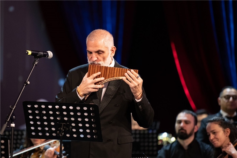 圖為著名排簫大師達米安·德拉吉奇在領(lǐng)銜演奏中國經(jīng)典曲目。 中國駐羅大使館文化處供圖。