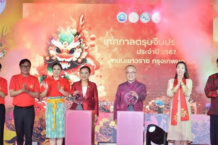 泰國旅游與體育部長素妲婉、中國駐泰國使館公使吳志武代表中泰雙方同時觸按水晶球點亮龍頭彩燈。中國駐泰國使館供圖