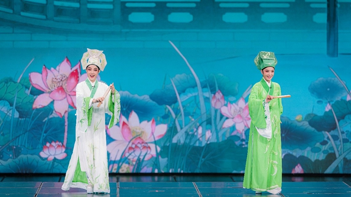 青年越劇演員陳麗君、李云霄彩排現(xiàn)場。主辦方供圖