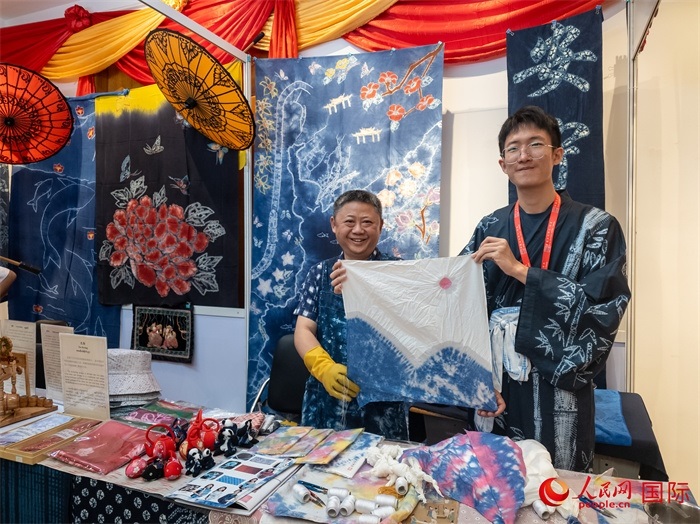 活動現(xiàn)場的扎染展示。人民網(wǎng)記者 謝佳君攝