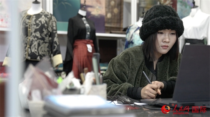 1月23日，在山東省菏澤市曹縣有愛云倉直播基地，張子晨正在設(shè)計漢服。 人民網(wǎng)記者 袁蒙攝